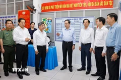 Chủ tịch Quốc hội Trần Thanh Mẫn khảo sát Khu vực bỏ phiếu tại phường Ninh Kiều, thành phố Cần Thơ. (Ảnh: Doãn Tấn/TTXVN)