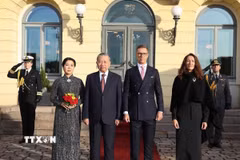 Tổng thống Cộng hòa Phần Lan Alexander Stubb và Phu nhân chủ trì Lễ đón chính thức Tổng Bí thư Tô Lâm và Phu nhân thăm chính thức Cộng hòa Phần Lan. (Ảnh: Thống Nhất/TTXVN)