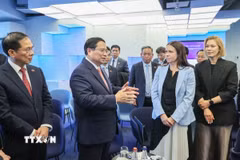 Thủ tướng Phạm Minh Chính thăm Trung tâm E-Estonia Briefing Centre. (Ảnh: Dương Giang/TTXVN)