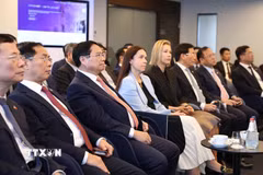 Thủ tướng Phạm Minh Chính nghe giới thiệu về Trung tâm E-Estonia Briefing Centre. (Ảnh: Dương Giang/TTXVN)