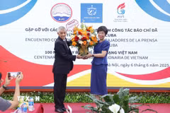 Đại diện Hãng Thông tấn Prensa Latina tại Việt Nam tặng hoa chúc mừng Thông tấn xã Việt Nam nhân Ngày Báo chí cách mạng Việt Nam. (Ảnh: Văn Điệp/TTXVN)