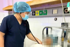 Bệnh nhân nghi ngộ độc sau khi ăn cá mú đỏ. (Ảnh do bệnh viện cung cấp)