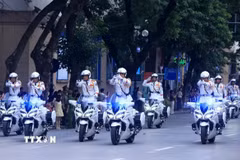 Đoàn xe môtô trình diễn màn bỏ hai tay, bắn súng. (Ảnh: Tuấn Anh/TTXVN)