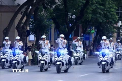 Đoàn xe môtô trình diễn màn bỏ hai tay, bắn súng. (Ảnh: Tuấn Anh/TTXVN)