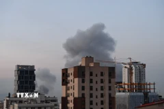 Khói bốc lên sau các vụ nổ tại thủ đô Tehran, Iran ngày 1/4/2026. (Ảnh: THX/TTXVN)