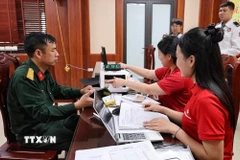 Anh Nguyễn Văn Duy, thôn Thủ Pháp, xã Gia Bình nhận tiền thưởng ngay khi bàn giao mặt bằng sớm cho chủ đầu tư. (Ảnh: Thanh Thương/ TTXVN)