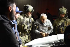 Nghi phạm Zubayr al-Bakoush bị áp giải về Mỹ. (Nguồn: FBI)