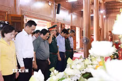 Thủ tướng Phạm Minh Chính dâng hương tưởng niệm tại Đền thờ Bác Hồ và các Anh hùng liệt sỹ tỉnh Quảng Trị. (Ảnh: Dương Giang/TTXVN)