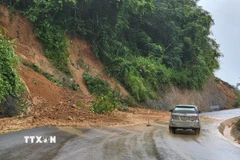 Sạt lở taluy dương trên Quốc lộ 12, đoạn qua đèo Cò Chạy. (Ảnh: Xuân Tư/TTXVN)