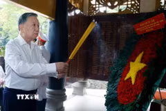 Tổng Bí thư, Chủ tịch nước Tô Lâm dâng hương tại Nhà bia tưởng niệm các Anh hùng liệt sỹ. (Ảnh: Thống Nhất/TTXVN)