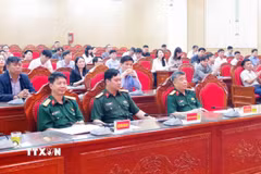 Một lớp bồi dưỡng kiến thức quốc phòng và an ninh. (Ảnh: Hoàng Hùng/TTXVN)