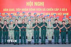 Thượng tướng Phùng Sĩ Tấn, Phó Tổng Tham mưu trưởng Quân đội nhân dân Việt Nam, đại diện các cơ quan Bộ Quốc phòng và các sỹ quan, quân nhân thuộc Bệnh viện dã chiến cấp 2.8 tại buổi lễ. (Ảnh: Trọng Đức/TTXVN)