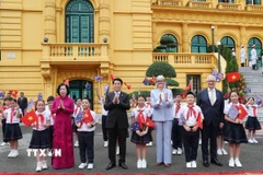 Chủ tịch nước Lương Cường và Phu nhân Nguyễn Thị Minh Nguyệt cùng Toàn quyền Australia Sam Mostyn và Phu quân Simeon Beckett với thiếu nhi Thủ đô Hà Nội. (Ảnh: Lâm Khánh/TTXVN)