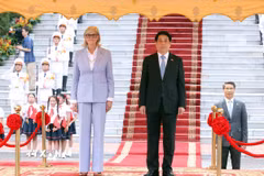 Chủ tịch nước Lương Cường và Toàn quyền Australia Sam Mostyn trên bục danh dự, nghe Quân nhạc cử Quốc thiều hai nước. (Ảnh: Lâm Khánh/TTXVN)