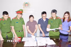 Các bị can Nguyễn Tư Duy, Lê Thị Lan Anh và tang vật vụ án. (Ảnh: Thanh Tuấn/TTXVN)