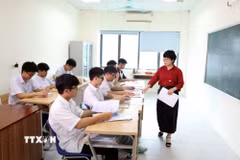Cô giáo Phạm Thị Trang Nhung, Trường Trung học phổ thông chuyên Biên Hòa (Ninh Bình) ôn luyện cho đội tuyển Vật lý trước kì thi Quốc gia. (Ảnh: Đại Nghĩa/TTXVN)