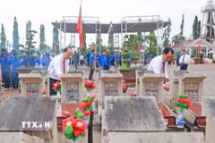 Các đồng chí lãnh đạo tỉnh Cà Mau dâng hương tưởng niệm các Anh hùng liệt sỹ tại Nghĩa trang Liệt sỹ tỉnh Cà Mau. (Ảnh: Huỳnh Anh/TTXVN)