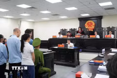 Hội đồng xét xử công bố quyết định đưa vụ án ra xét xử. (Ảnh: Kim Anh/TTXVN)