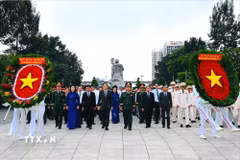 Ông Trần Lưu Quang, Ủy viên Bộ Chính trị, Bí thư Thành ủy Thành phố Hồ Chí Minh, cùng các đại biểu dâng hương tại Nghĩa trang Liệt sỹ Thành phố Hồ Chí Minh (Đồi Không Tên, phường Long Bình). (Ảnh: TTXVN phát)