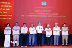 Ông Nguyễn Phước Lộc (thứ 4, từ phải sang), Phó Bí thư Thành ủy, Chủ tịch Ủy ban Mặt trận Tổ quốc Việt Nam Thành phố Hồ Chí Minh trao Giấy khen tôn vinh các tập thể, cá nhân có đóng góp trong “Chiến dịch 500 ngày đêm tìm kiếm, quy tập xác định danh tính hài cốt liệt sỹ” tại công viên Lê Thị Riêng. (Ảnh: Xuân Khu/TTXVN)