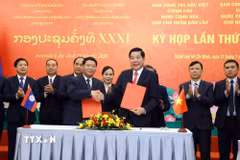 Thượng tướng Nguyễn Văn Gấu (phải), Thứ trưởng Bộ Quốc phòng, Trưởng ban Ban Công tác đặc biệt Chính phủ Việt Nam và Thượng tướng Vongsone Inpanphim (trái), Bí thư Trung ương Đảng, Thứ trưởng Bộ Quốc phòng, Chủ nhiệm Tổng cục Chính trị Quân đội Nhân dân Lào, Trưởng ban Ban Công tác đặc biệt Chính phủ Lào ký Biên bản Kỳ họp. (Ảnh: Xuân Khu/TTXVN)