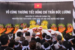 Linh cữu Nguyên Chủ tịch nước Trần Đức Lương được đưa vào đến nơi an táng nghĩa trang xã Phổ Khánh. (Ảnh: Phạm Cường/TTXVN)