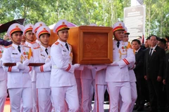 Linh cữu nguyên Chủ tịch nước Trần Đức Lương được đưa vào đến nơi an táng nghĩa trang xã Phổ Khánh. (Ảnh: Phạm Cường/TTXVN)