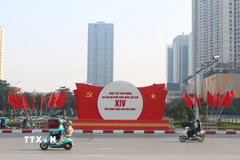 Sắc đỏ rực rỡ của cờ hoa, băng rôn nổi bật trên nhiều tuyến phố đã tạo nên một “bức tranh” sinh động chào mừng Đại hội XIV của Đảng. (Ảnh: Nguyễn Thắng/TTXVN)