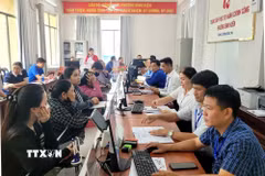Người dân đến thực hiện thủ tục hành chính tại Trung tâm Phục vụ hành chính công phường Bình Kiến (tỉnh Đắk Lắk). (Ảnh: TTXVN phát)