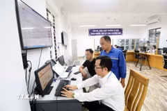 Cán bộ, nhân viên Trung tâm Phục vụ Hành chính công phường Tô Hiệu (Sơn La) làm thủ tục hành chính cho người dân. (Ảnh: Quang Quyết/TTXVN)