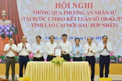 Bí thư Tỉnh ủy, Chủ tịch Ủy ban Nhân dân tỉnh Lào Cai Trịnh Xuân Trường (thứ 4, trái sang) và Bí thư Tỉnh ủy Yên Bái Trần Huy Tuấn (thứ 4, phải sang) ký Nghị quyết liên tịch của Ban Thường vụ Tỉnh ủy hai tỉnh về phương án nhân sự tỉnh Lào Cai mới. (Ảnh: TTXVN phát)