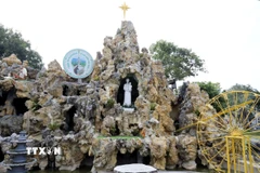 Tòa Giám mục Giáo phận Lạng Sơn-Cao Bằng được trang hoàng để đón mừng Giáng sinh và năm mới (phường Lương Văn Tri, tỉnh Lạng Sơn). (Ảnh: Văn Đạt/TTXVN)