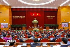 Các đại biểu biểu quyết thông qua chương trình Hội nghị lần thứ 15 Ban Chấp hành Trung ương Đảng khóa XIII. (Ảnh: Doãn Tấn/TTXVN)