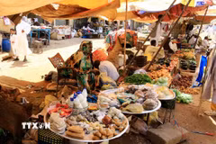 Người dân bán hàng tại một chợ ở Sudan ngày 11/10/2025. (Ảnh: THX/TTXVN)