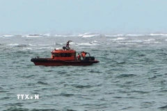 Tàu BP 07-07-04 của Hải đội Biên phòng 1 đang tìm kiếm ngư dân mất tích. (Ảnh: TTXVN phát)