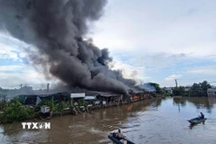 Hiện trường vụ cháy chợ trung tâm xã Thanh Tùng, tỉnh Cà Mau trưa 22/8. (Ảnh: TTXVN phát)