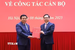Giáo sư-Tiến sỹ Nguyễn Xuân Thắng trao quyết định bổ nhiệm lại Phó giáo sư-Tiến sỹ Dương Trung Ý giữ chức Phó Giám đốc Học viện Chính trị Quốc gia Hồ Chí Minh. (Ảnh: Văn Điệp/TTXVN)
