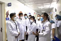 Đoàn công tác kiểm tra công tác sàng lọc, phân luồng, thu dung điều trị bệnh nhân sởi trẻ em tại Bệnh viện Nhi Trung ương. (Ảnh: TTXVN phát)