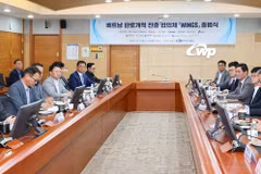Chủ tịch West Power Lee Jung-bok (người ngoài cùng bên trái) phát biểu tại lễ ra mắt ‘Vietnam Wings.’ (Nguồn: Korea Western Power)