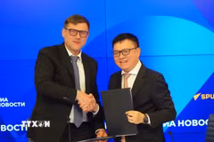Tổng Biên tập Báo Nhân Dân Lê Quốc Minh ký thỏa thuận với Tập đoàn Truyền thông Rossiya Segodnya. (Ảnh: Tâm Hằng/TTXVN)