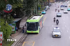 Người dân đi xe buýt điện. (Ảnh: Phạm Tuấn Anh/TTXVN)