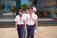 Thí sinh tại điểm thi Trường THCS Dương Bá Trạc, phường Chánh Hưng, Thành phố Hồ Chí Minh. (Ảnh: Trung Tuyến/TTXVN)