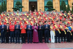 Phó Chủ tịch nước Võ Thị Ánh Xuân với các đại biểu. (Ảnh: An Đăng/TTXVN)