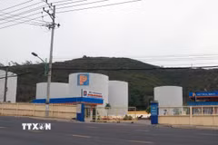 Kho xăng dầu Vĩnh Nguyên (phường Nha Trang, tỉnh Khánh Hòa) chưa được di dời. (Ảnh: Xuân Triệu/TTXVN)