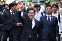 Ứng cử viên Tổng thống Hàn Quốc Lee Jae-myung của đảng Dân chủ sau khi bỏ phiếu sớm bầu Tổng thống tại điểm bầu cử ở Seoul ngày 29/5. (Ảnh: Yonhap/TTXVN)