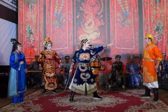 Thay vì thụ động chờ đợi khán giả mua vé vào rạp, Nhà hát Nghệ thuật hát bội Thành phố Hồ Chí Minh đã chủ động mang di sản đi tìm người xem ở nơi công cộng. (Ảnh: Hữu Duyên/TTXVN)