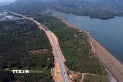 Cao tốc Nha Trang-Cam Lâm nhìn từ trên cao. (Ảnh: Đặng Tuấn/TTXVN)