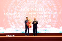 Phó Trưởng Ban Tổ chức Trung ương Nguyễn Quang Dương trao Quyết định và tặng hoa chúc mừng ông Vũ Hoàng Anh, Phó Bí thư Tỉnh ủy Lạng Sơn. (Ảnh: Văn Đạt/TTXVN)