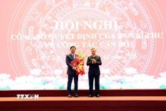 Phó Trưởng Ban Tổ chức Trung ương Nguyễn Quang Dương trao Quyết định và tặng hoa chúc mừng ông Vũ Hoàng Anh, Phó Bí thư Tỉnh ủy Lạng Sơn. (Ảnh: Văn Đạt/TTXVN)