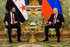 Tổng thống Nga Vladimir Putin và người đồng cấp Syria Ahmed al-Sharaa trong một cuộc gặp hồi tháng 10/2025. (Nguồn: Reuters)